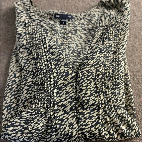 Gap Women’s Size S. Sheer V Neck Blouse. Botton down front. - Picture 4 of 6